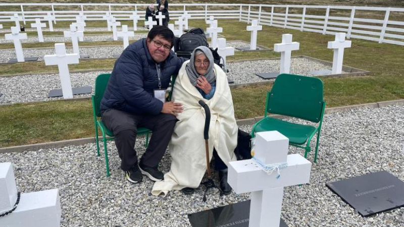 Villa Ángela: madre de 93 años visitó la tumba de su hijo en Malvinas