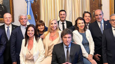 Milei dijo que mantendrá congelados sueldos de ministros y funcionarios