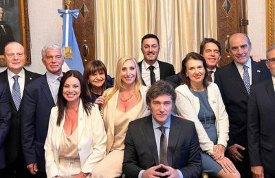 Milei dijo que mantendrá congelados sueldos de ministros y funcionarios