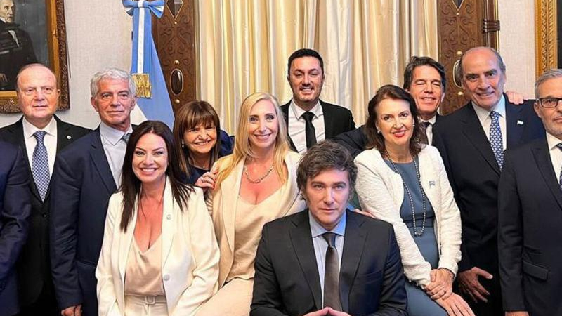 Milei dijo que mantendrá congelados sueldos de ministros y funcionarios