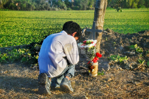 <p>Causa Johana González. Su familia deja un presente en el lugar donde fue asesinada.</p>