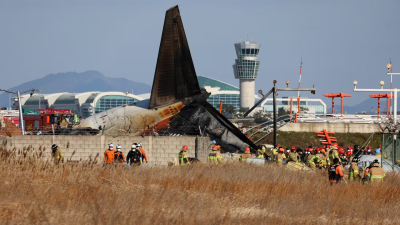 El momento en el que se estrelló el avión en el aeropuerto de Corea del Sur