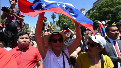 Venezolanos en Argentina reclaman en Plaza de Mayo que Nicolás Maduro deje la presidencia