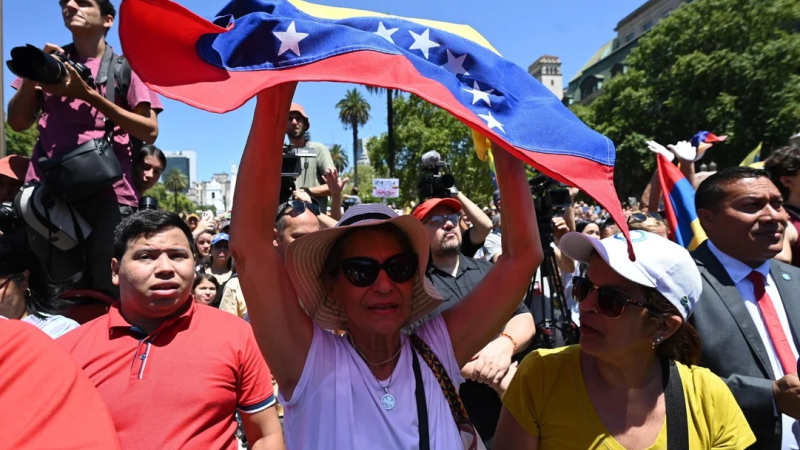 Venezolanos en Argentina reclaman en Plaza de Mayo que Nicolás Maduro deje la presidencia