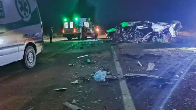 Seis muertos en un choque frontal entre un camión y una combi