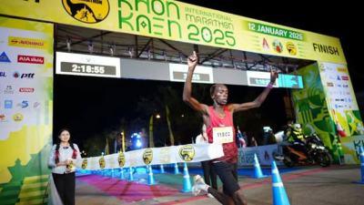 Keniata ganó una maratón con un particular calzado