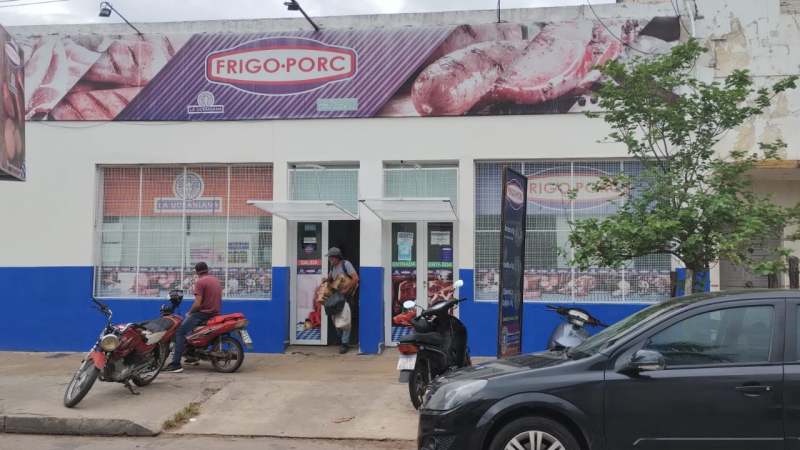 A los tiros y amenazando a los empleados un ladrón se hizo con una millonaria recaudación en una carnicería