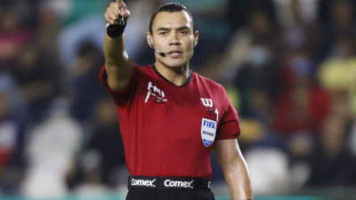 Un árbitro mexicano fue sancionado por pedirle un autógrafo a Messi