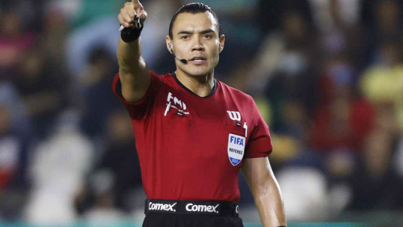 Un árbitro mexicano fue sancionado por pedirle un autógrafo a Messi