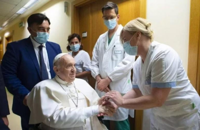 El papa Francisco sigue estable y se recupera de la neumonía
