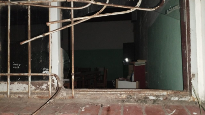 Forzaron la reja de una escuela y al ver a la Policía abandonaron lo robado