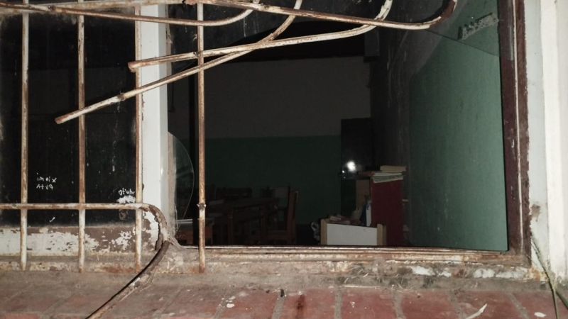 Forzaron la reja de una escuela y al ver a la Policía abandonaron lo robado