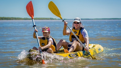 Invitan a una jornada de seguridad acuática y kayakismo en la playa Arazaty