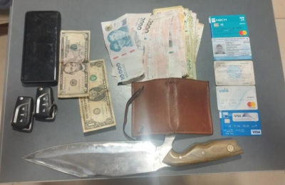 Estaba a las trompadas en pleno centro y amenazó a los policías con un cuchillo