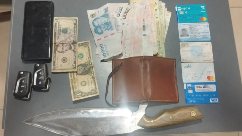 Estaba a las trompadas en pleno centro y amenazó a los policías con un cuchillo