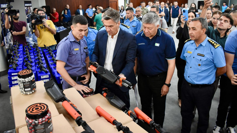 Zdero presentó la Unidad Ciclista de Acción Rápida y entregó armas no letales a la Policía