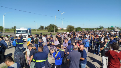 Trabajadores de Vicentin cortaron la autopista Rosario-Santa Fe por los salarios que adeuda la empresa