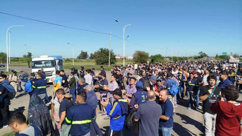 Trabajadores de Vicentin cortaron la autopista Rosario-Santa Fe por los salarios que adeuda la empresa