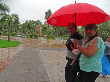 lluvia pareja.jpg