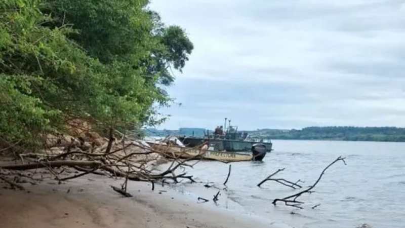 Una familia quiso cruzar el río en canoa, se hundieron y murió una nena de 4 años