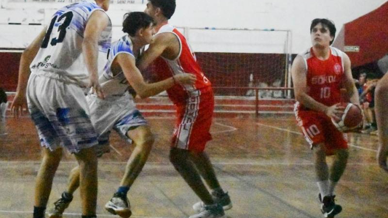 Acción sigue invicto y hubo triunfo de Sokol