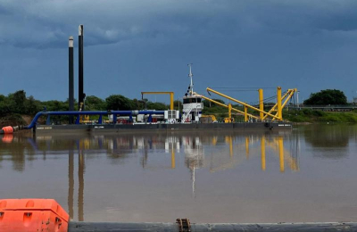 Avanza el dragado de la zona del muelle de YPF