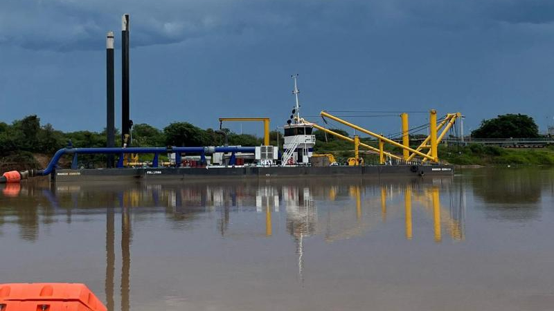 Avanza el dragado de la zona del muelle de YPF