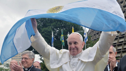 el-papa-francisco-levanta-sus-br.jpg