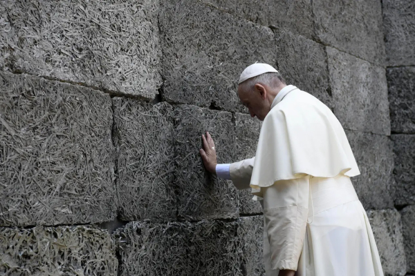 El papa Francisco reza frente al muro de la muerte en el antiguo campo de concentración nazi de Auschwitz en Oswiecim, Polonia, el viernes 29 de julio de 2016. L'Osservatore Romano.