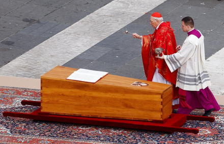 bento-xvi-funeral.jpg