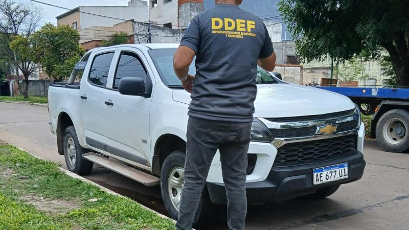 Camionetas, algo de dinero, dispositivos y documentación