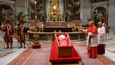 El ataúd del Papa fue sellado y comienzan los preparativos para el funeral