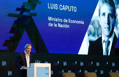 Caputo dijo que habrá medidas para fomentar el uso de dólares