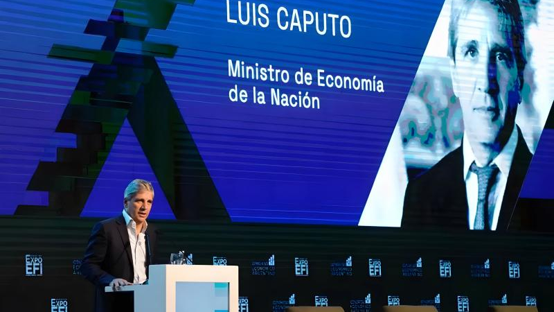 Caputo dijo que habrá medidas para fomentar el uso de dólares