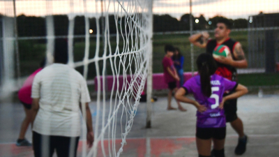 Le enseñaba vóley a su hija y hoy entrena a niños del barrio