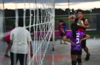 Le enseñaba vóley a su hija y hoy entrena a niños del barrio