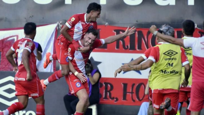 Argentinos goleó al "Pincha" y le metió presión a Boca
