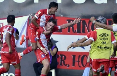 Argentinos goleó al "Pincha" y le metió presión a Boca