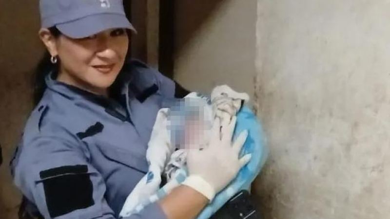 Sin tiempo para esperar: dio a luz en su hogar y la policía ayudó a recibir al bebé
