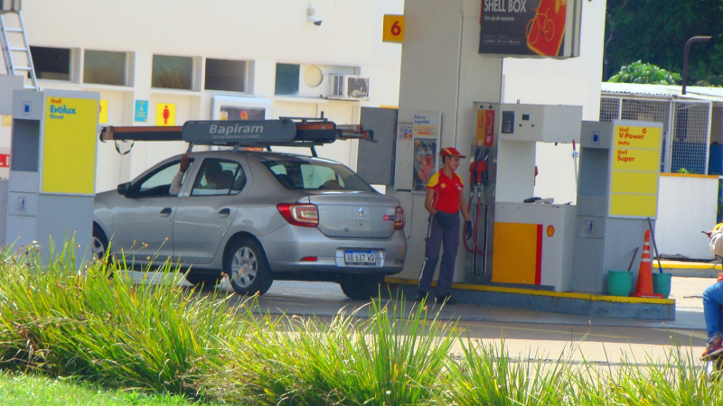 Shell y Axion se sumaron a la baja del precio de los combustibles de YPF
