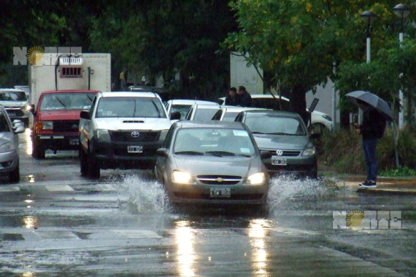 Intensa lluvia en Resistencia perjudicó aún más a los afectados por el paro de colectivos