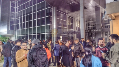 Manifestantes frente a la sede de la Justicia Federal