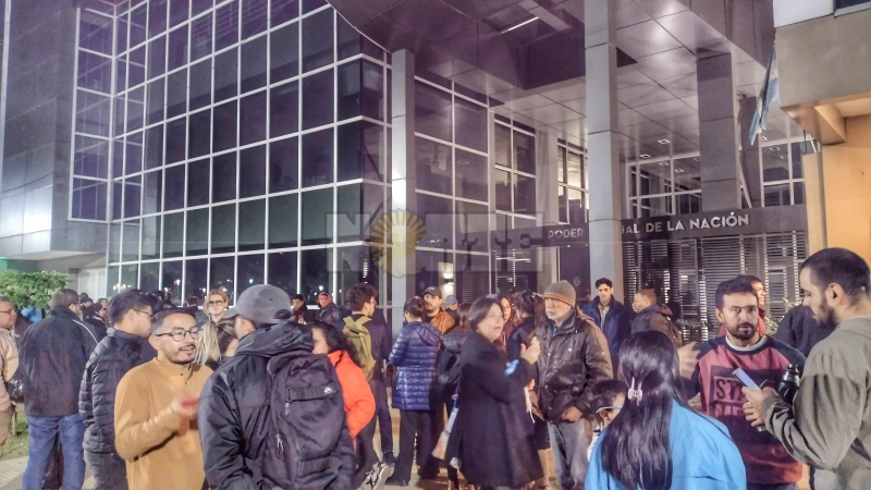 Manifestantes frente a la sede de la Justicia Federal