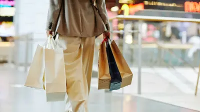 Se dispararon las ventas en shoppings pero cayeron en mayoristas