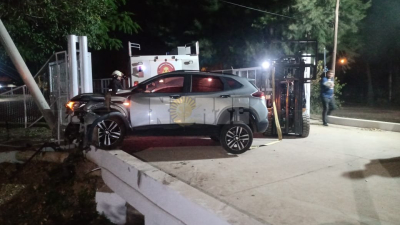 Conductora perdió el control y chocó un poste de alumbrado público