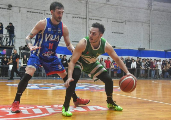 Álvaro Guidini -que no fue efectivo como en otras noches, marcó 4 tantos- cubre el balón durante la emocionante definición.