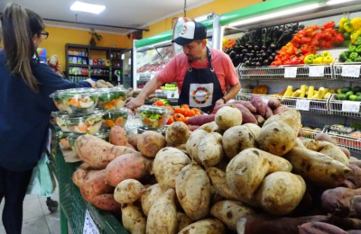 A pesar de los precios estables, la venta de frutas y verduras se mantiene a la baja