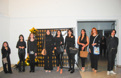 Desfile en el Museo Gómez Lollo