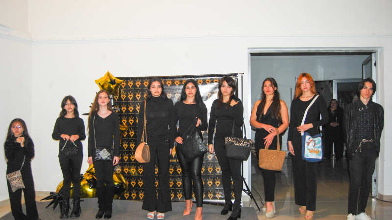 Desfile en el Museo Gómez Lollo