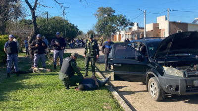 Intentaron esquivar un control y arrojaron droga a la ruta, pero fueron detenidos